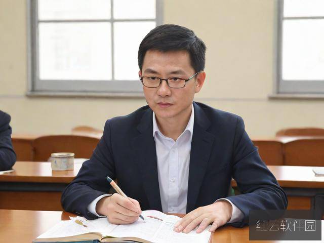-课堂突变，陶然正在认真准备语文课，突然得知语文老师请假，体育老师代课的消息，全班同学都感到意外又期待